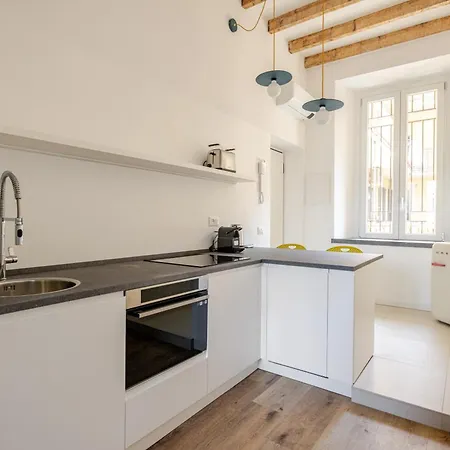 Charming In Isola In The Heart Of Mediolan